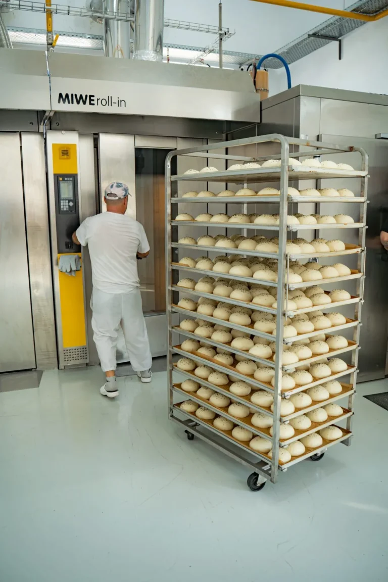 Brutar cuptor industrial miwe roll in productie — producția Bakeo