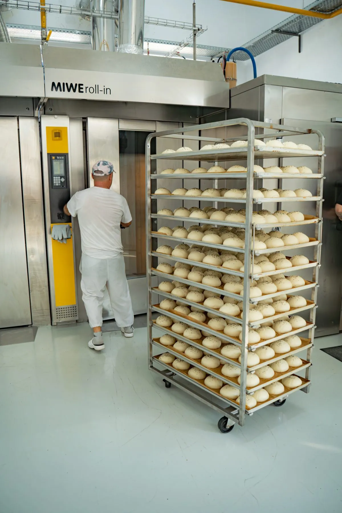 bakeo-brutar-cuptor-industrial-miwe-roll-in-productie