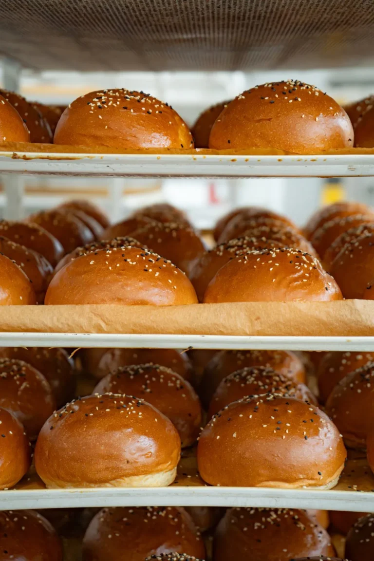 Chifle burger aurii cu seminte pe rafturi productie — producția Bakeo