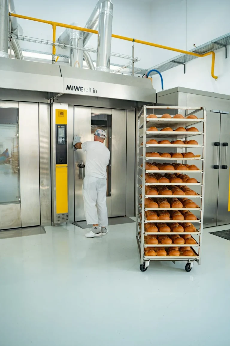 Scoatere chifle coapte din cuptor industrial miwe — producția Bakeo