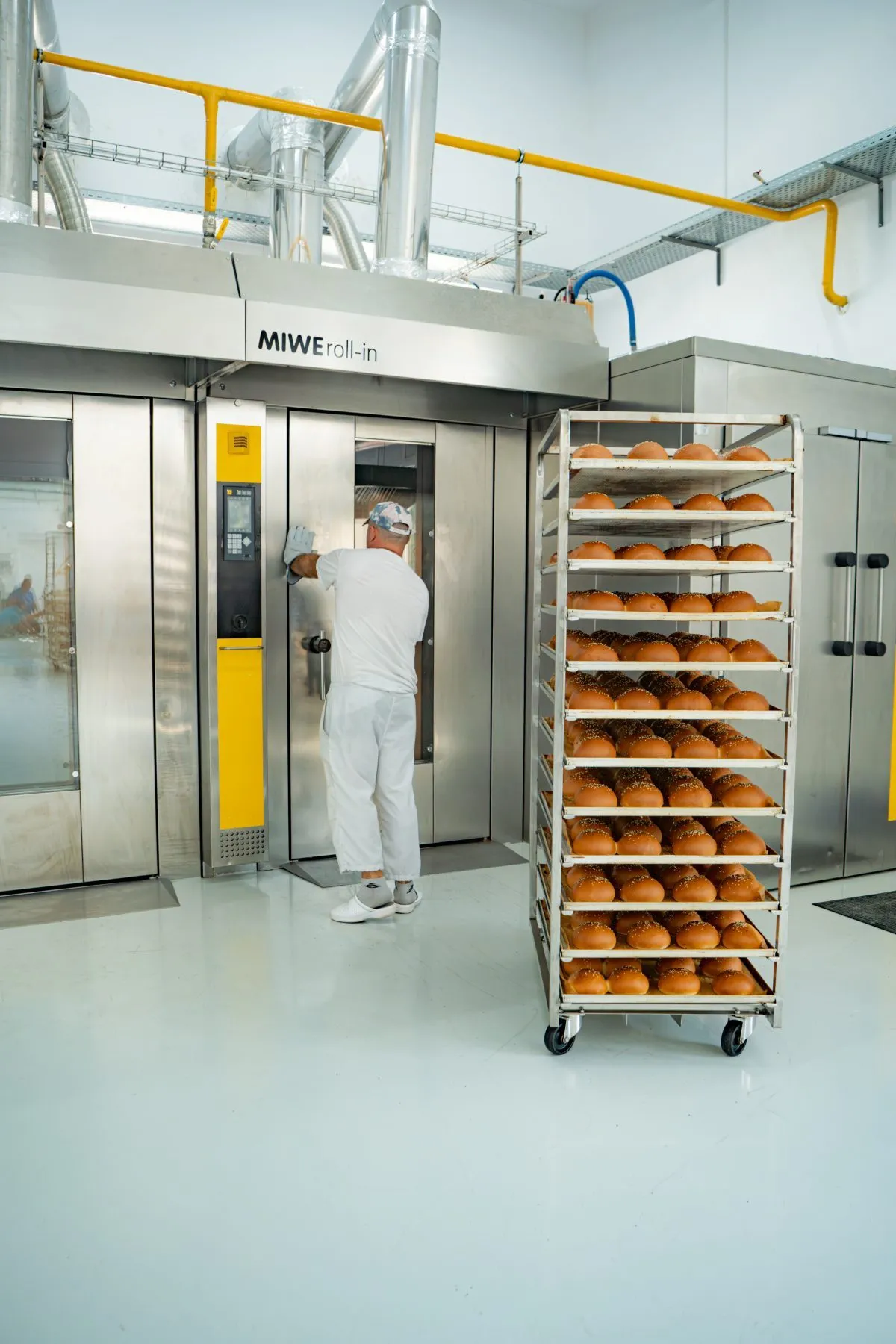 bakeo-scoatere-chifle-coapte-din-cuptor-industrial-miwe